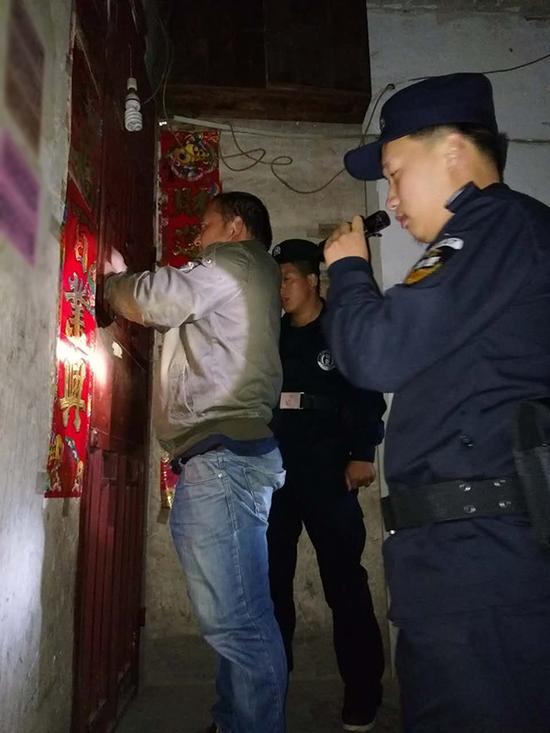 阜新粗心妈妈误将幼女锁家中 民警全城寻开锁师傅开门